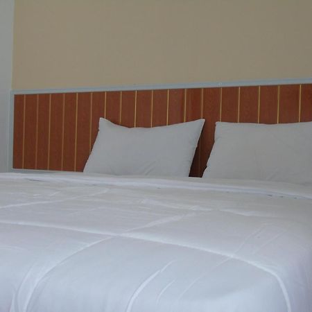 Hotel Permata Zamrud Чиребон Номер фото