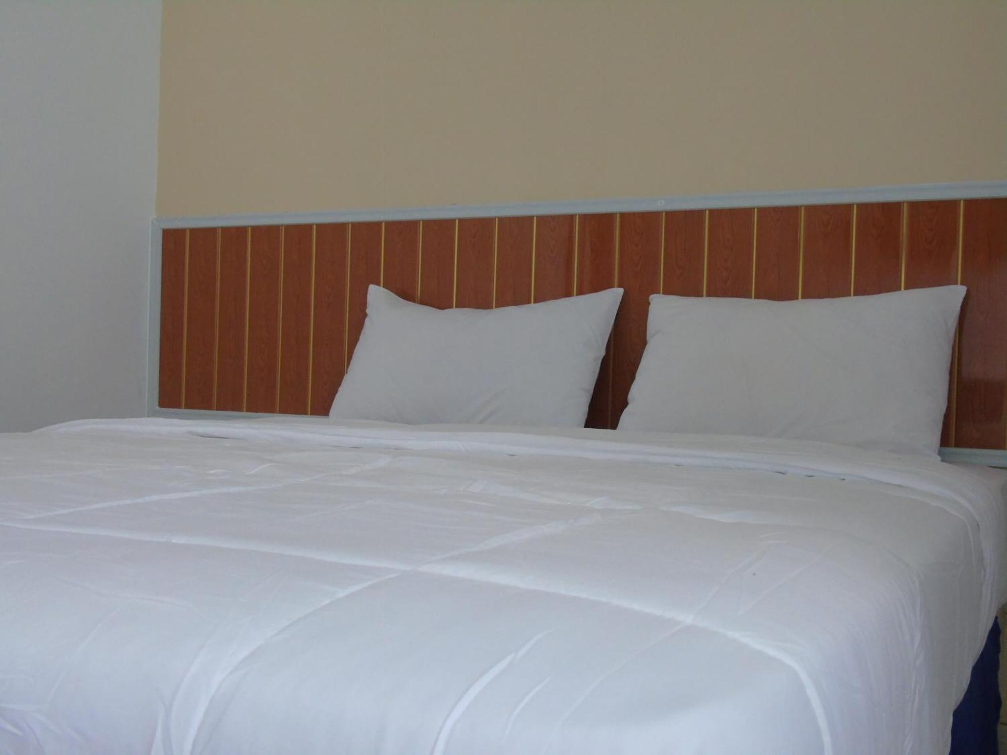 Hotel Permata Zamrud Чиребон Номер фото