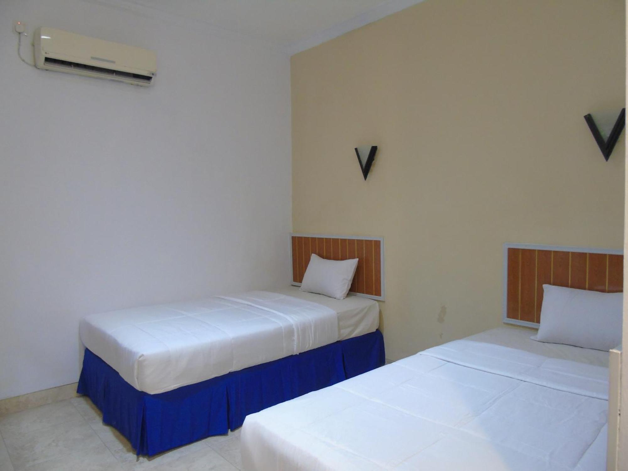 Hotel Permata Zamrud Чиребон Номер фото