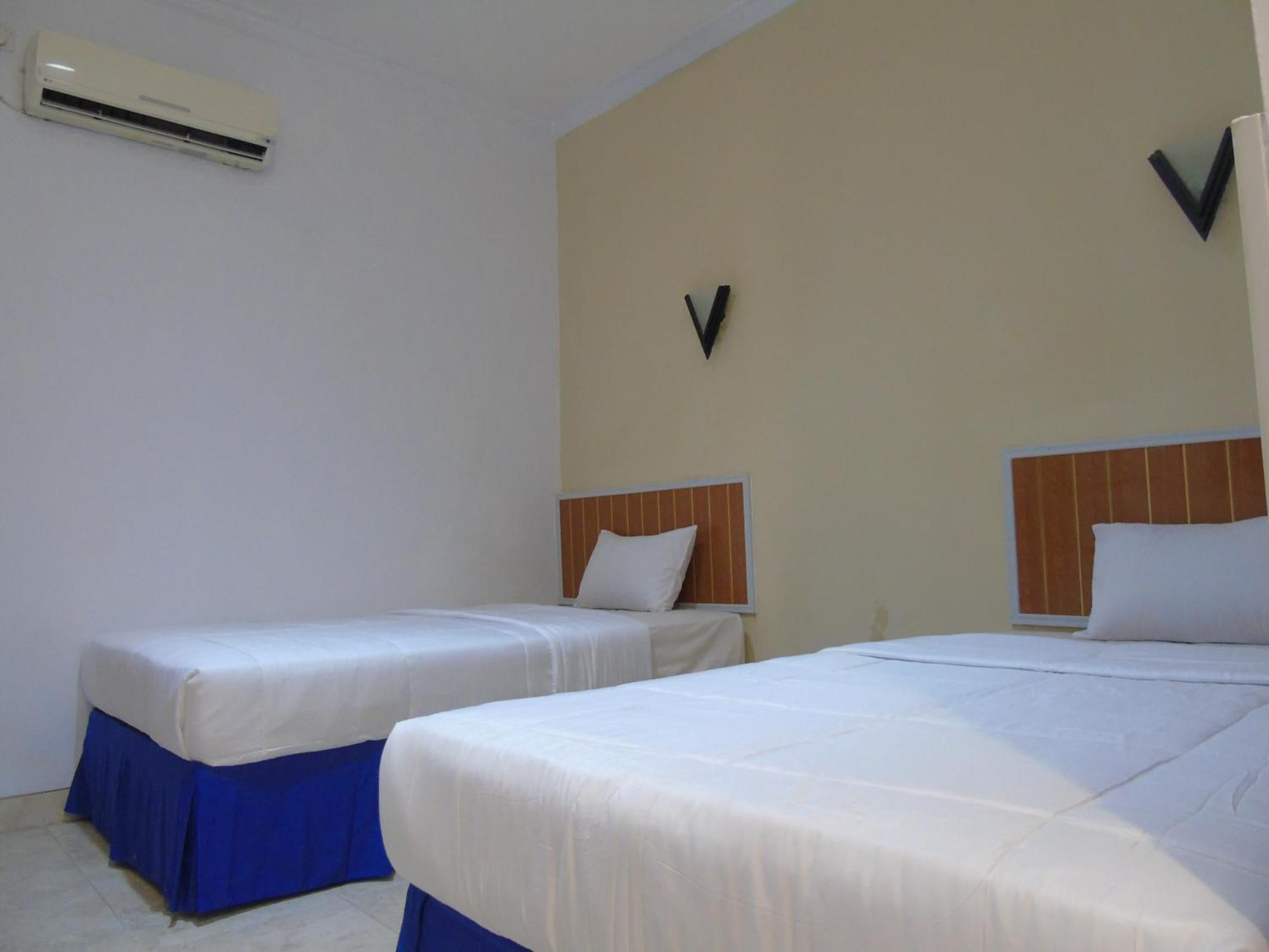 Hotel Permata Zamrud Чиребон Номер фото