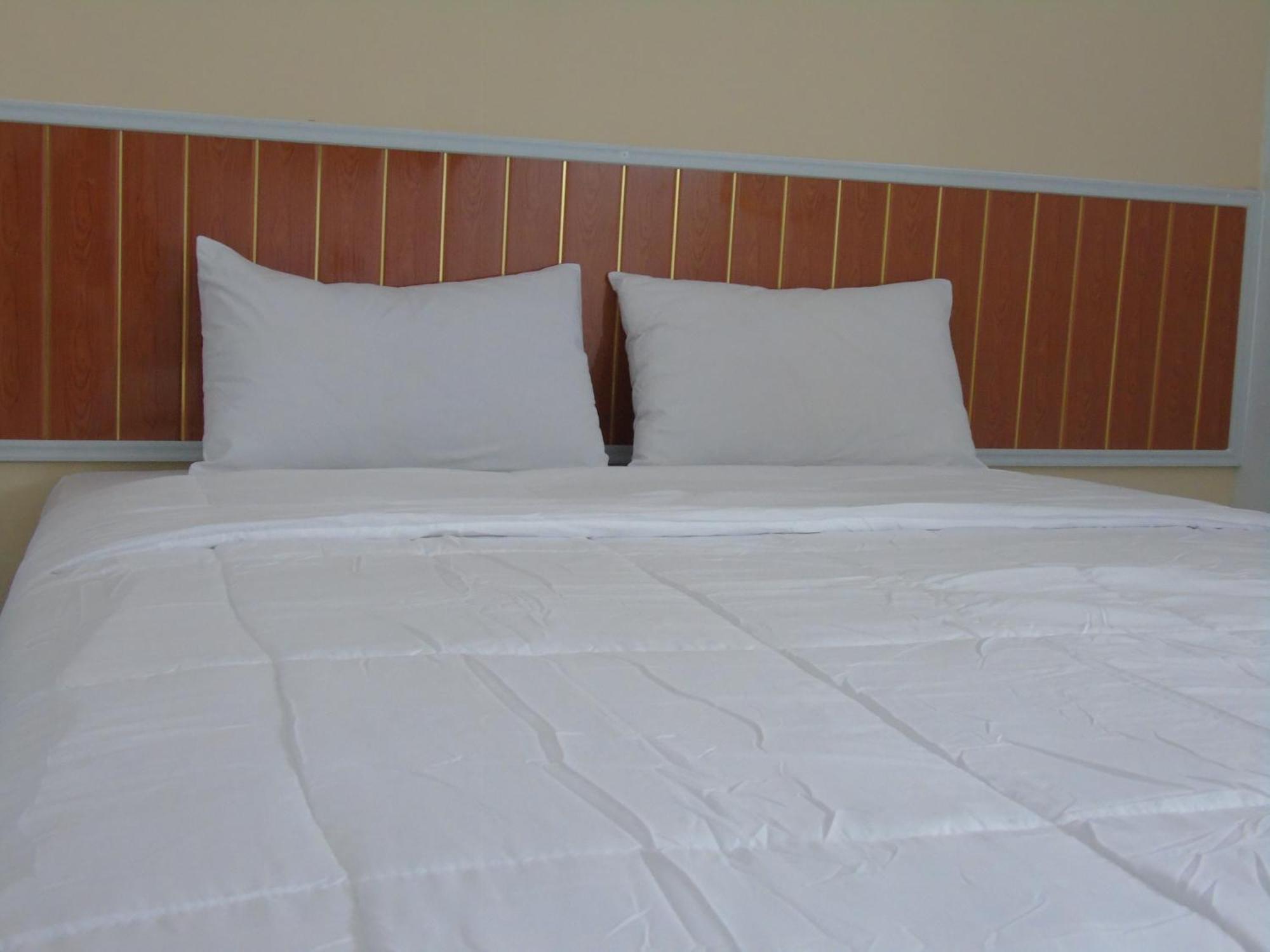 Hotel Permata Zamrud Чиребон Номер фото