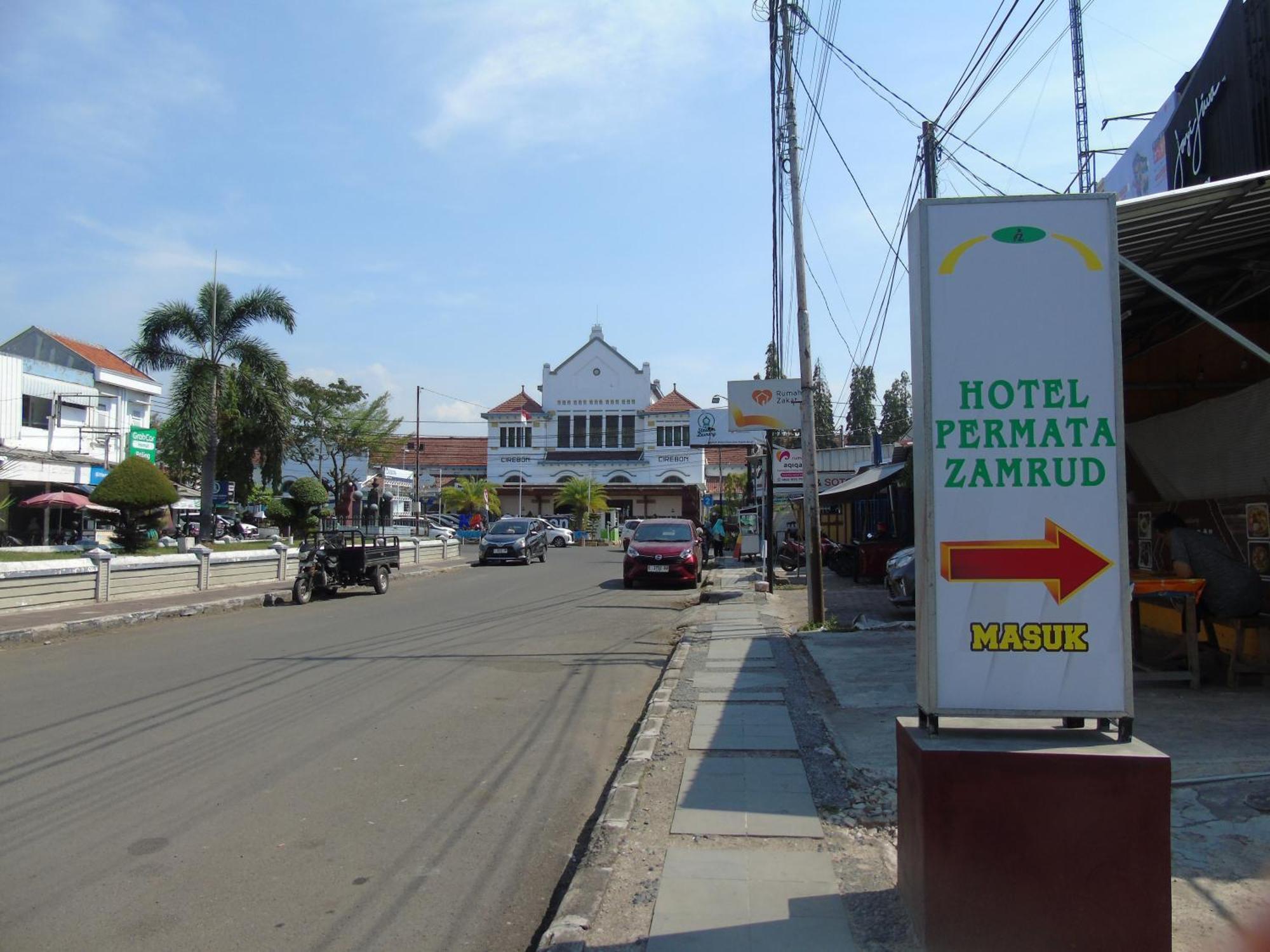 Hotel Permata Zamrud Чиребон Экстерьер фото
